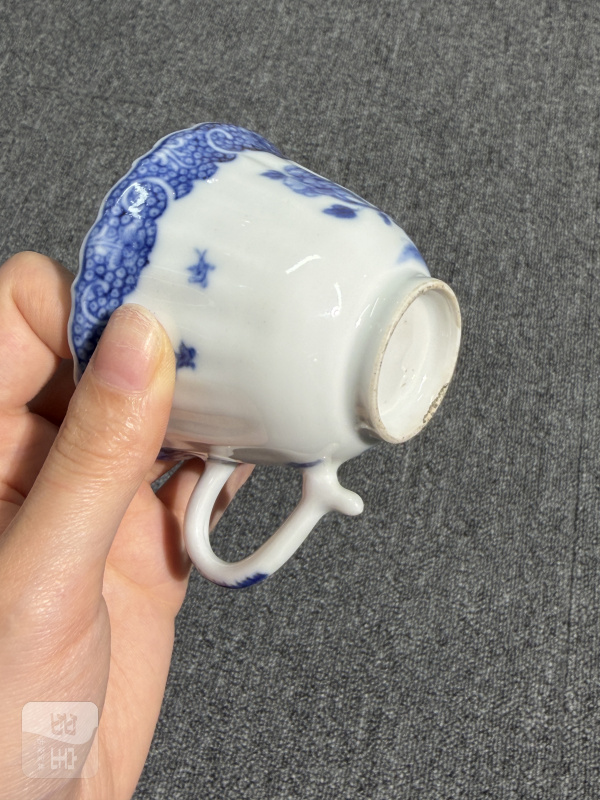 清中期珍珠地如意云头纹花卉纹瓜棱形花口把杯 - 图6